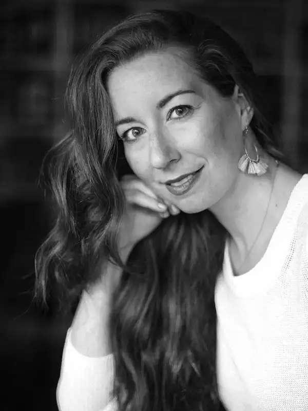 Dana Czapnik in black and white